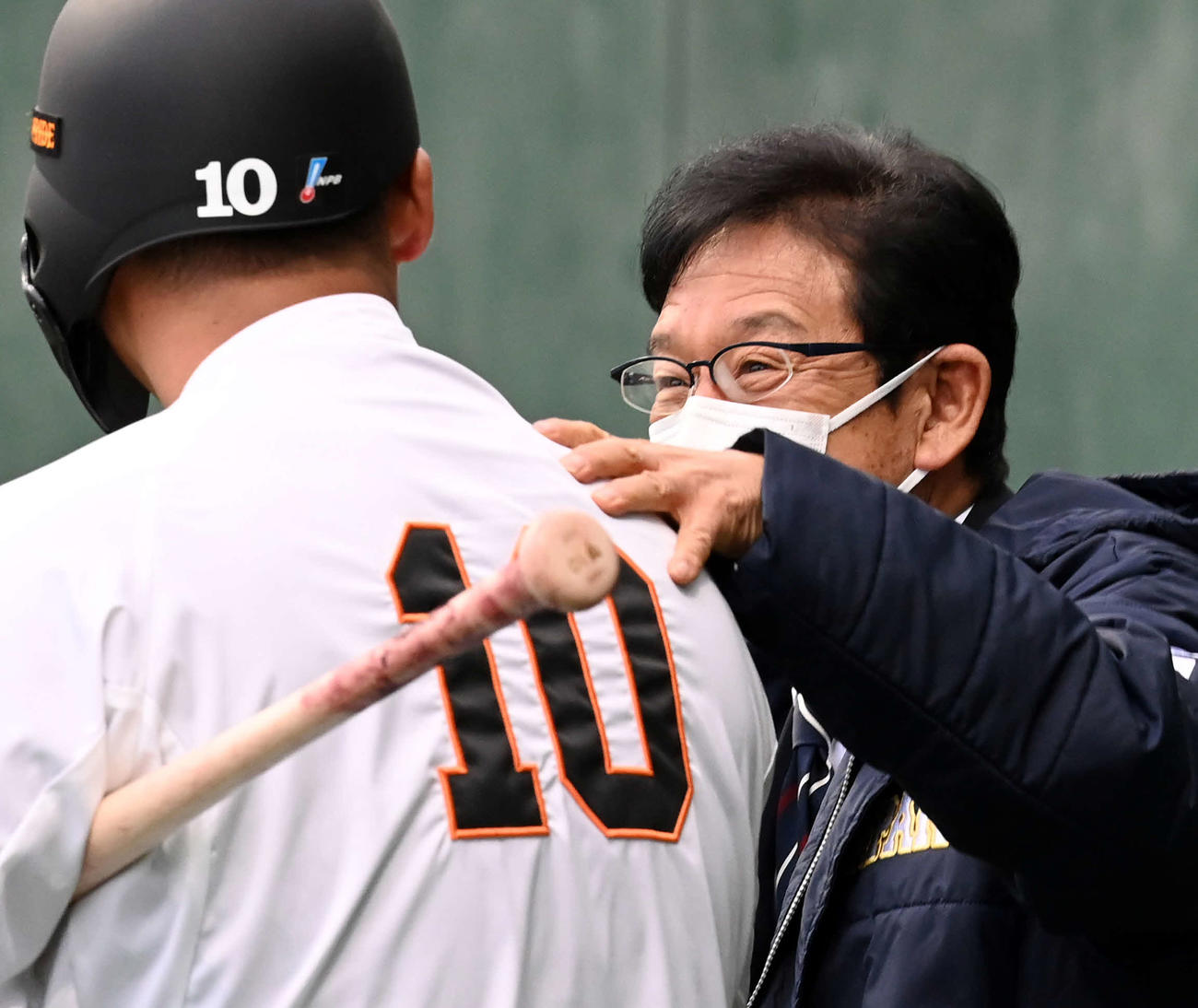 巨人の視察に訪れた侍ジャパン栗山監督は、中田との再会に満面の笑み（撮影・たえ見朱実）