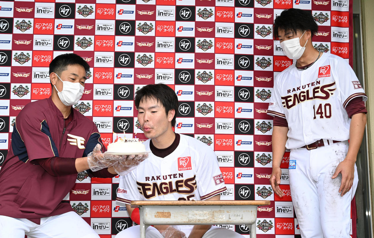 楽天銀次（左）の手にするバースデーケーキの火を吹き消す島内（中央）。右は見守るマーキ（撮影・滝沢徹郎）