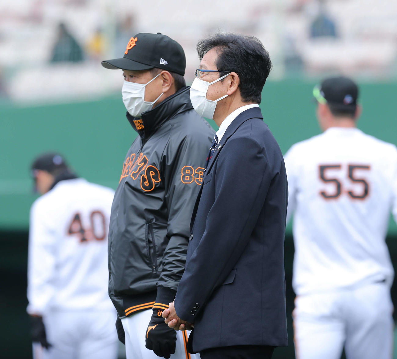 巨人原監督と言葉を交わす侍ジャパン栗山監督（撮影・河田真司）