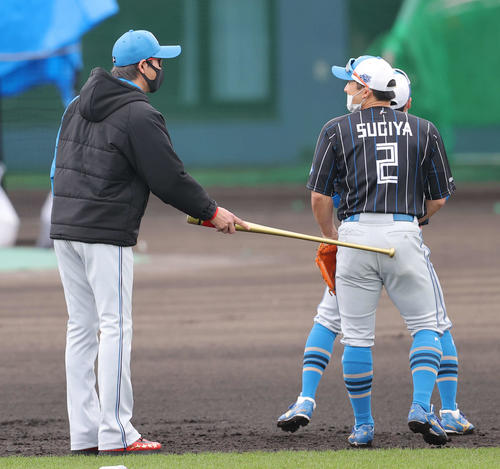 日本ハム新庄監督（左）からお尻をはたかれる杉谷（撮影・河野匠）