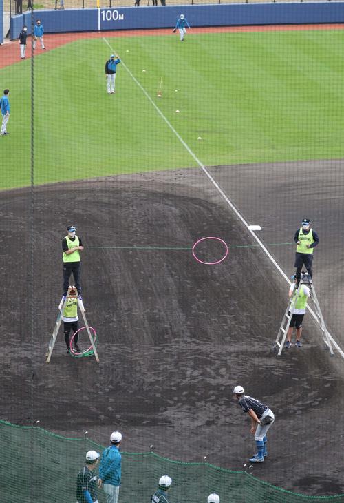 フラフープの中を通し新庄監督に向かって遠投する日本ハムの選手たち（撮影・黒川智章）