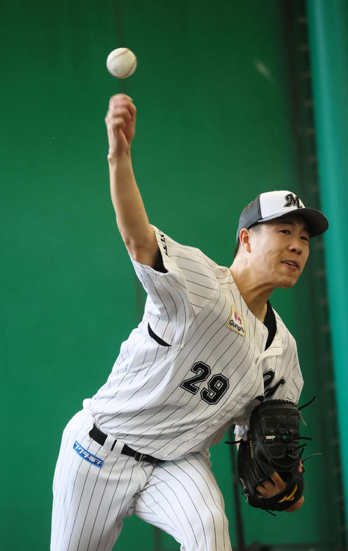 ロッテ石垣島キャンプ2日日、ブルペンで投球練習する西野
