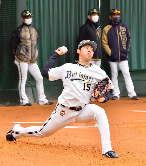 ブルペンに入り力強い球を投げ込むオリックスのドラフト1位椋木、後方右は中嶋監督（撮影・和賀正仁）