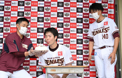 楽天銀次（左）の手にするバースデーケーキの火を吹き消す島内（中央）。右は見守るマーキ（撮影・滝沢徹郎）