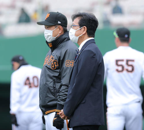 巨人原監督と言葉を交わす侍ジャパン栗山監督（撮影・河田真司）