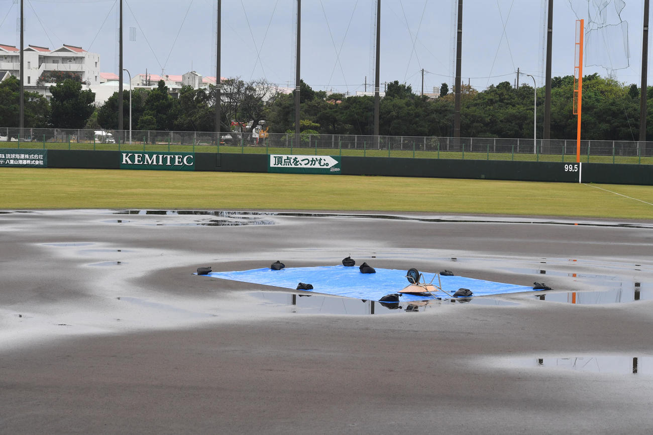 ロッテ石垣島キャンプ2日日、朝方降った雨のため水たまりが出来たグラウンドは閑散としていた（撮影・柴田隆二）