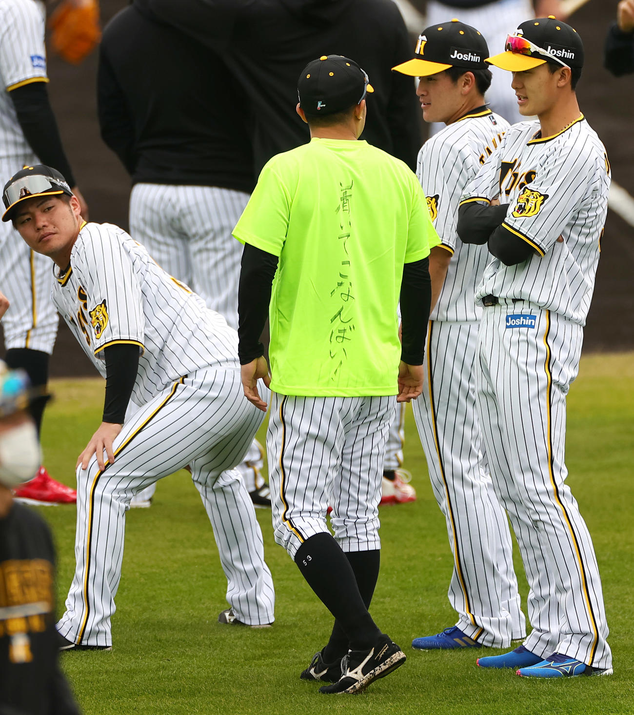 Tシャツにメッセージを込めた一日キャプテンの阪神島田（手前）（撮影・上山淳一）