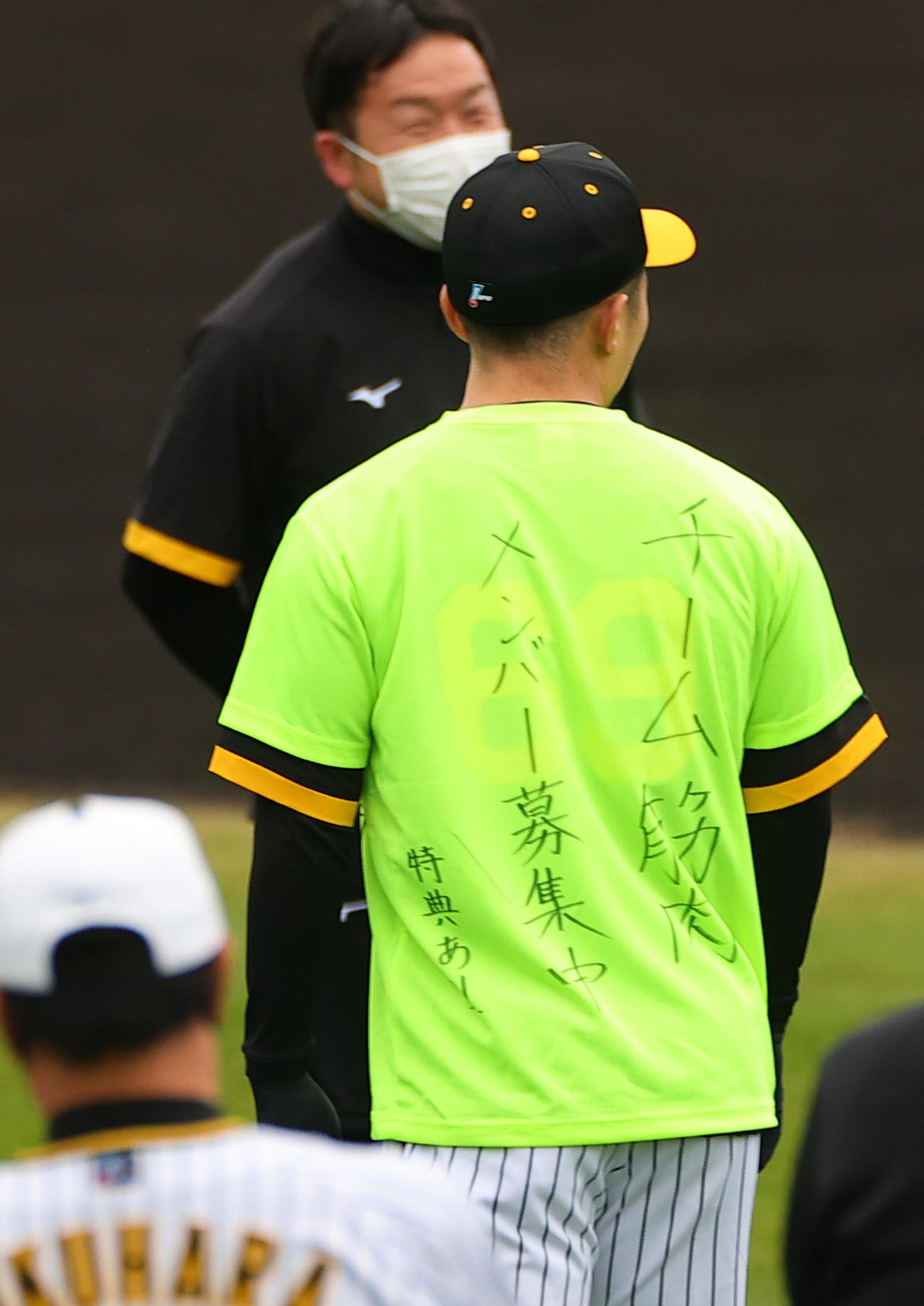 Tシャツにメッセージを込めた一日キャプテンの阪神石井（撮影・上山淳一）