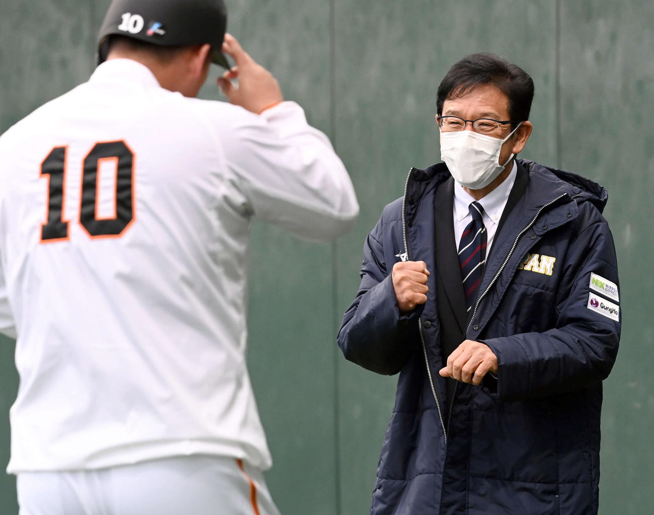 巨人の視察に訪れた侍ジャパン栗山監督は、中田との再会に満面の笑み（撮影・たえ見朱実）