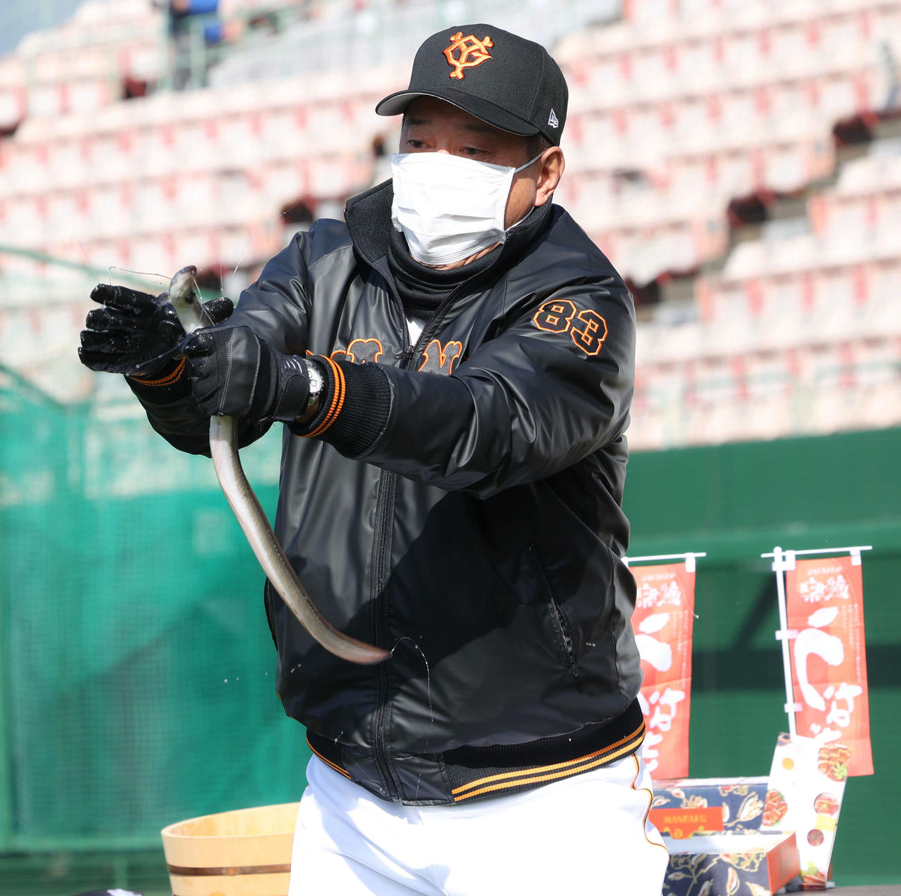 ウナギを必死につかむ原監督（撮影・河田真司）