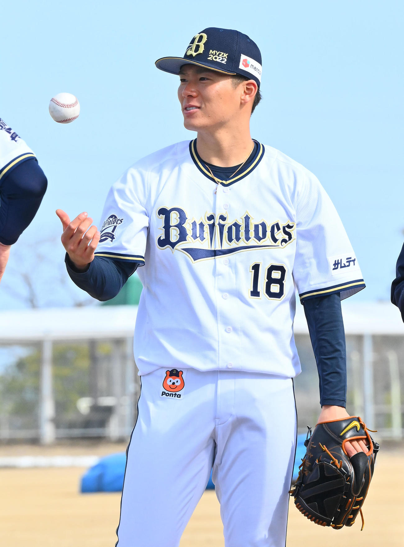 練習の合間、笑顔を見せるオリックス山本（撮影・和賀正仁）