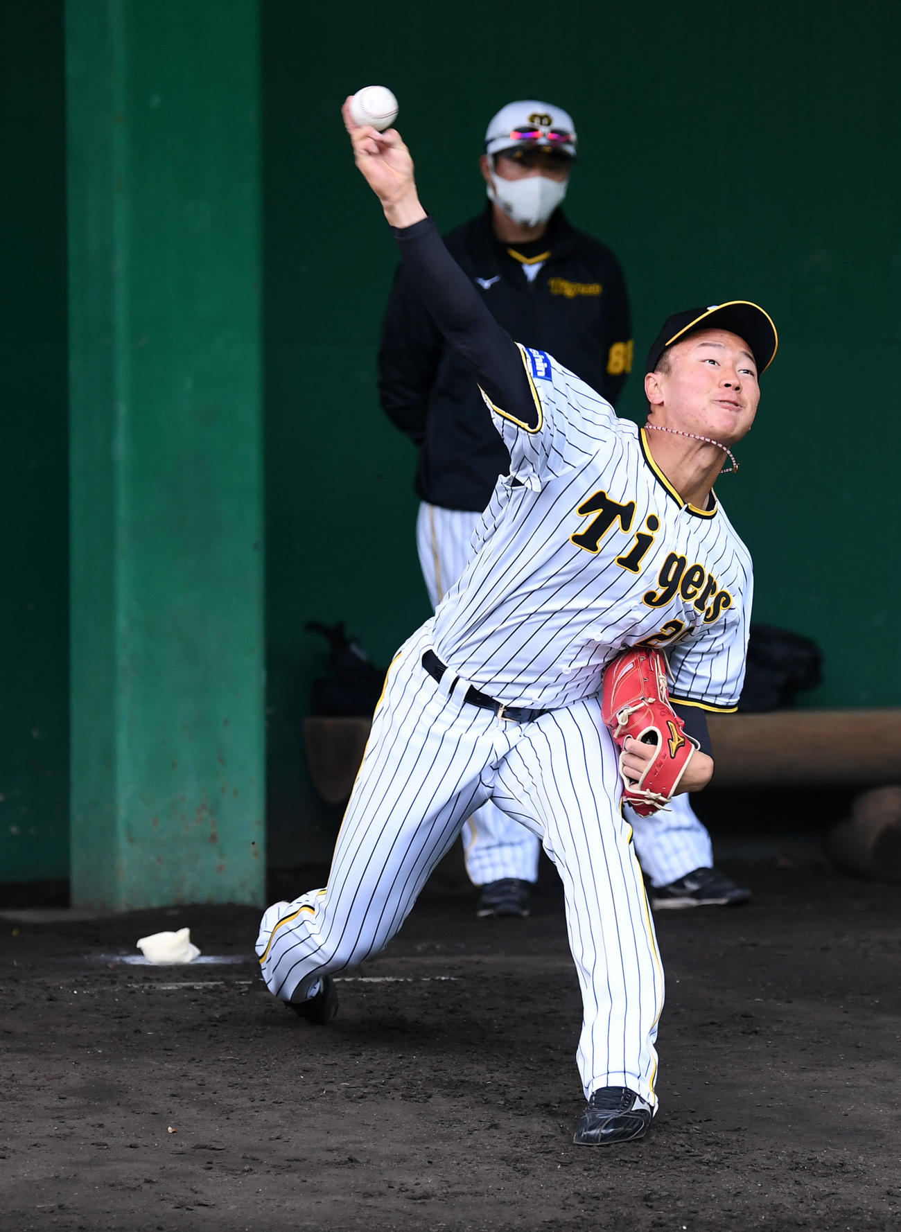 ブルペンで投球練習を行う阪神ドラフト1位の森木（撮影・前岡正明）