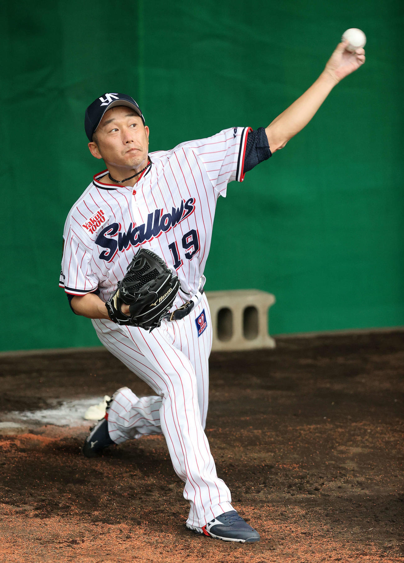 2日連続ブルペンで投球練習をするヤクルト石川（撮影・鈴木正人）