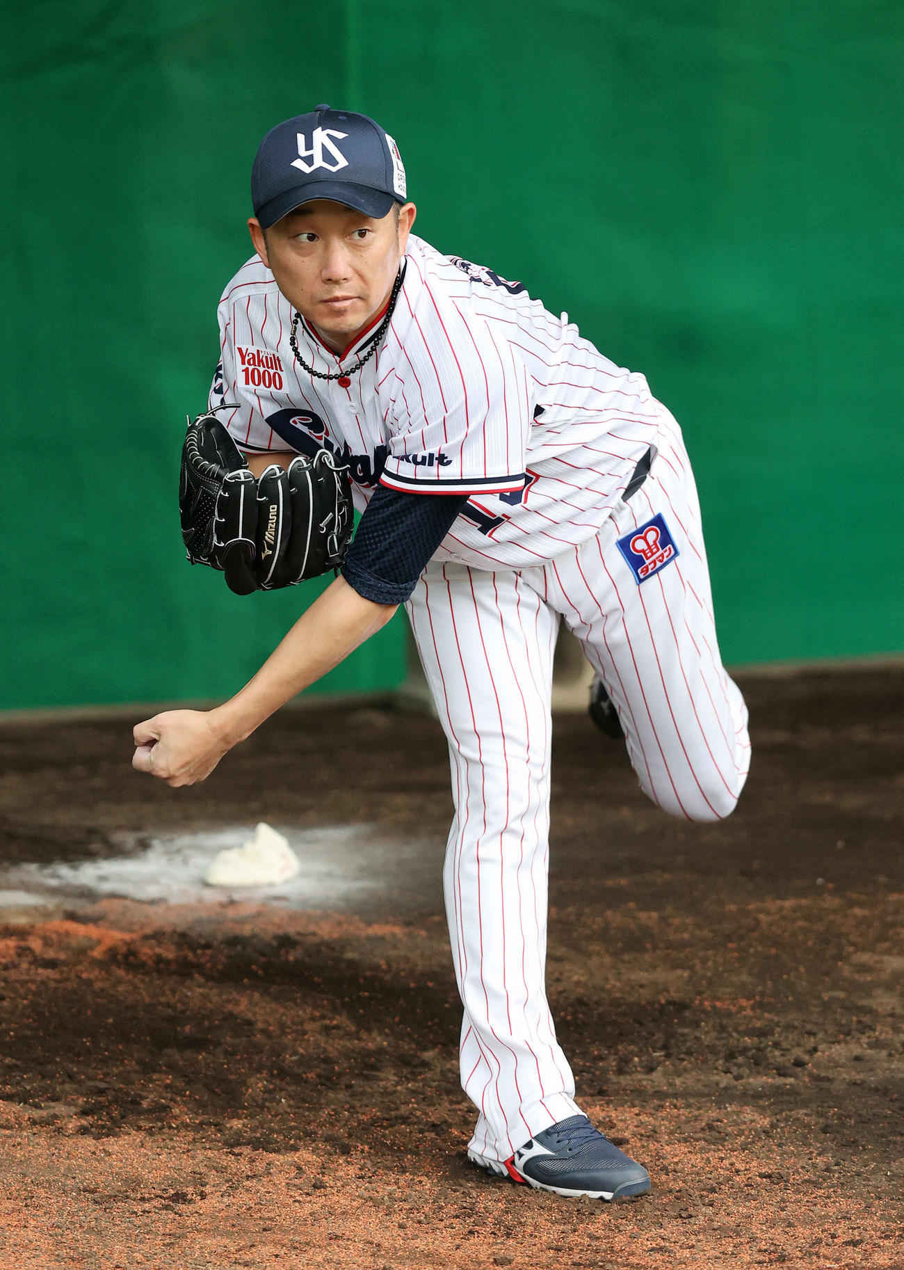 2日連続ブルペンで投球練習をするヤクルト石川（撮影・鈴木正人）