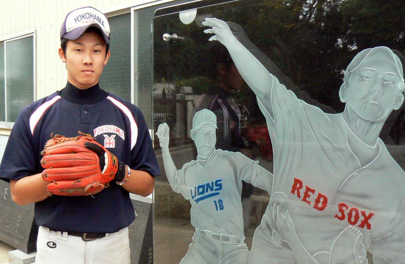 07年9月、横浜高校グラウンドに設置されている松坂大輔氏の記念碑の横に立つ横浜・高浜卓也