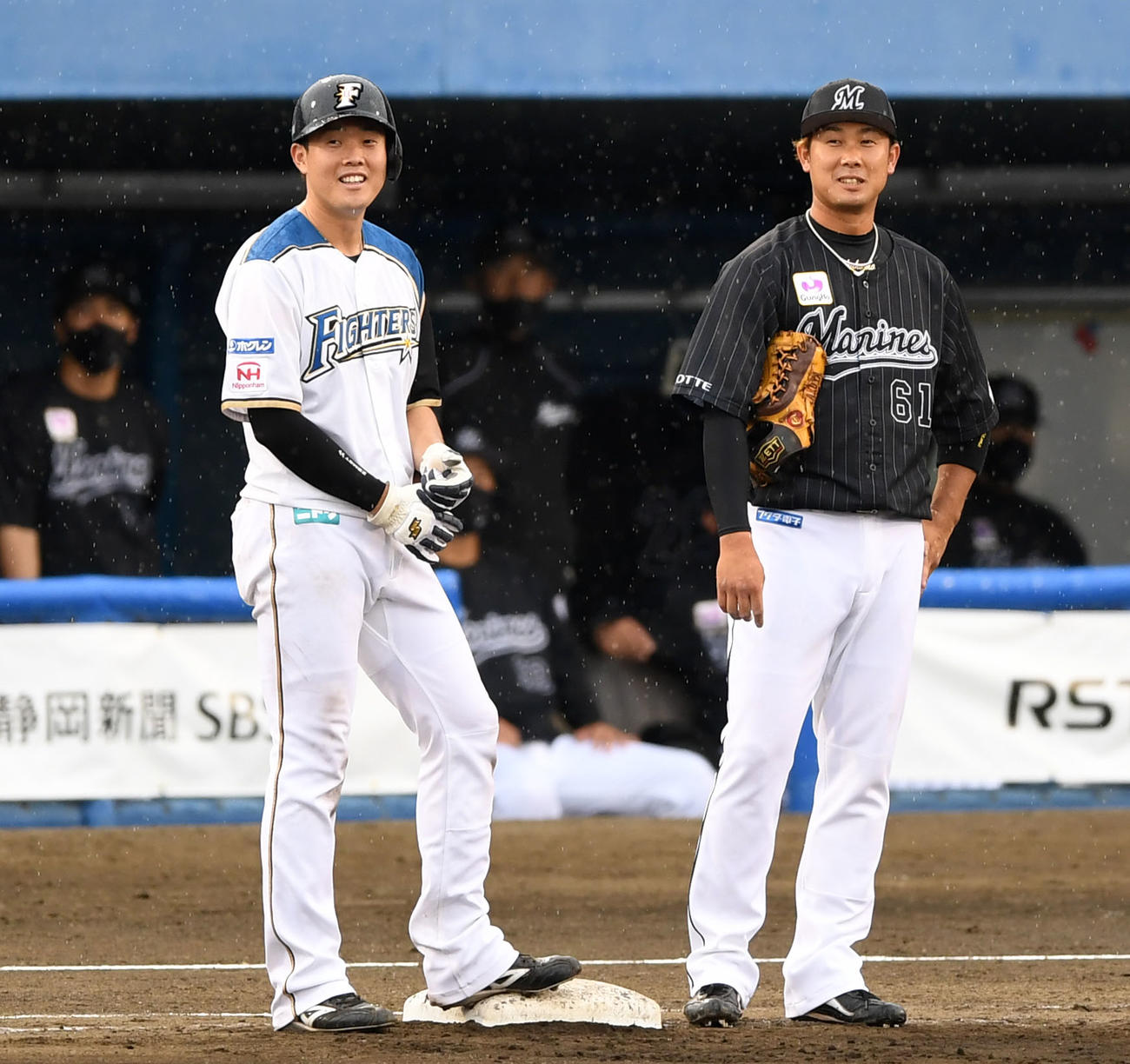 6月27日、日本ハム戦でロッテ高浜卓也（右）は出塁した弟の高浜祐仁と言葉を交わす