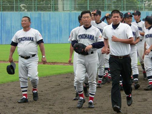第87回全国高校野球選手権大会神奈川県大会　横浜対横浜旭陵　勝利した横浜・渡辺元智監督（中央）、小倉清一郎部長（左）（2005.07.13）