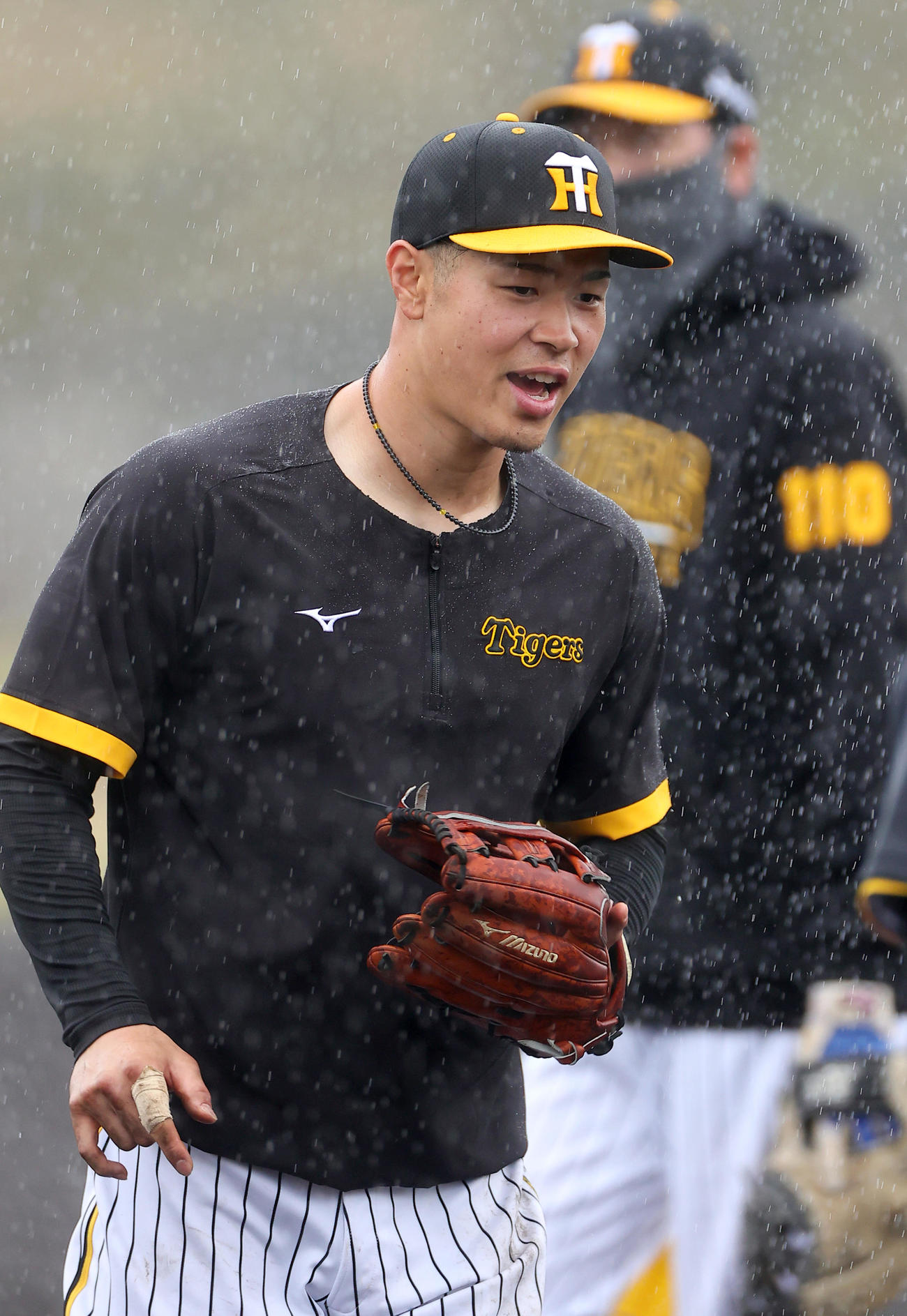 雨の中、ノックを受ける佐藤輝（撮影・上山淳一）