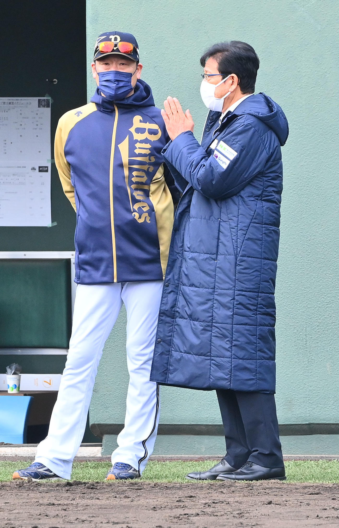 オリックスキャンプ地を訪れ笑顔で話す中嶋監督（左）と侍ジャパン栗山監督（撮影・和賀正仁）