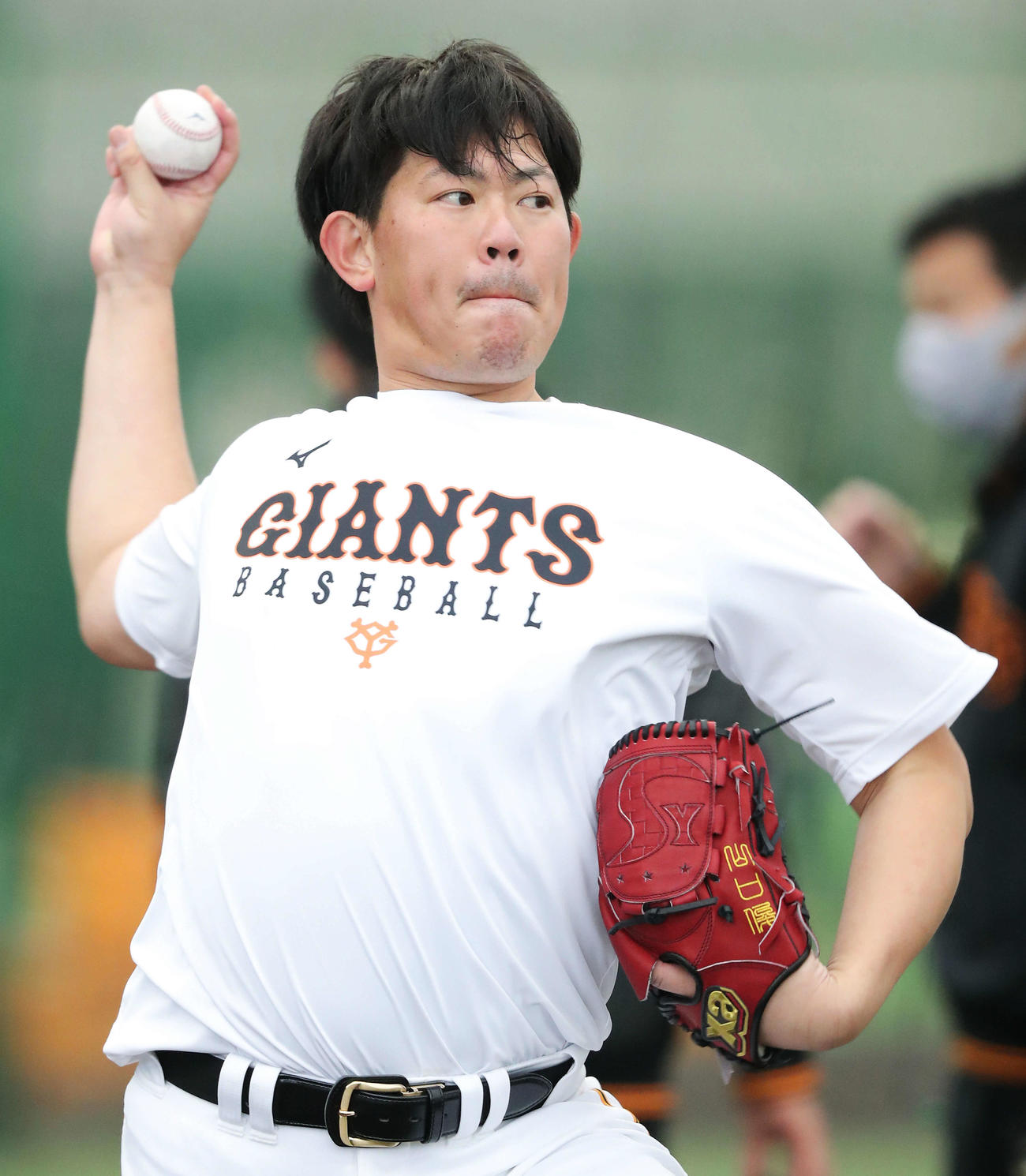 ブルペン投球する巨人山口（撮影・河田真司）