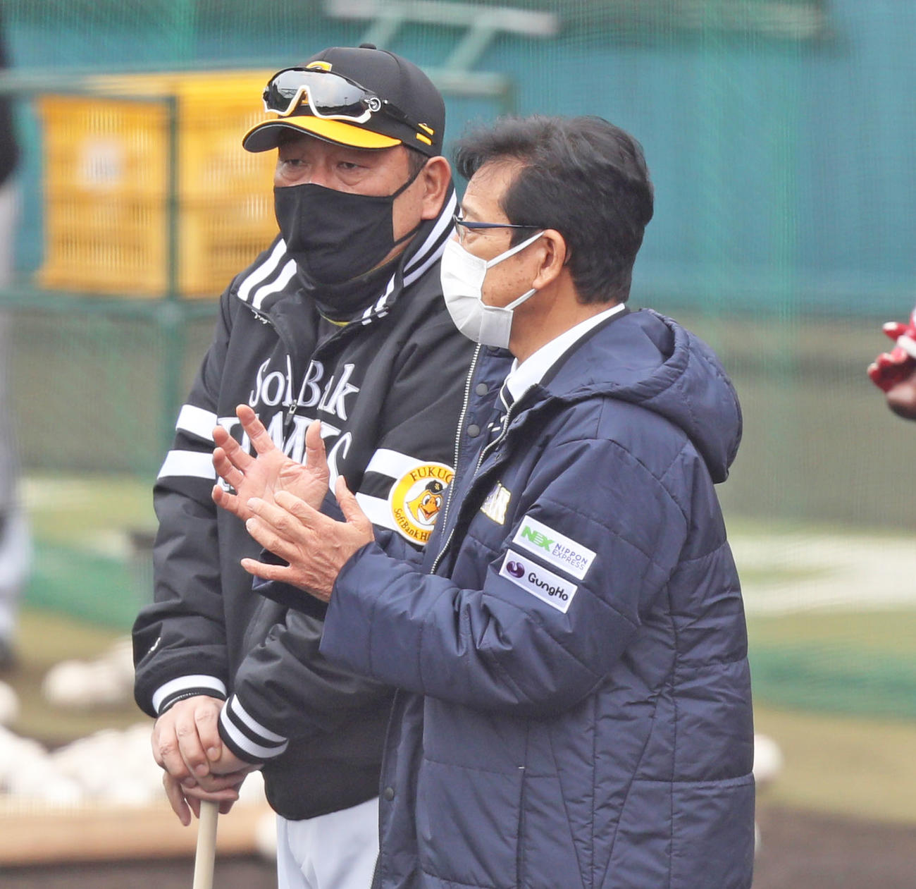 ソフトバンクの視察に訪れ、藤本監督と話をする侍ジャパン栗山監督（撮影・屋方直哉）