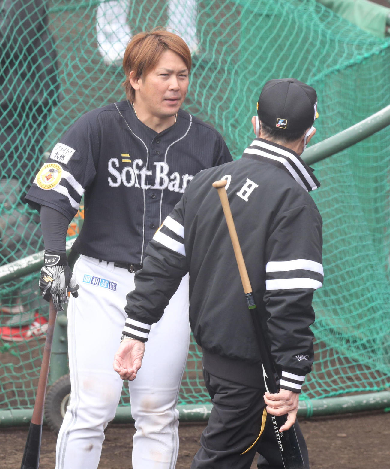 打撃練習を終えた甲斐拓也に声をかける王貞治球団会長（撮影・梅根麻紀）