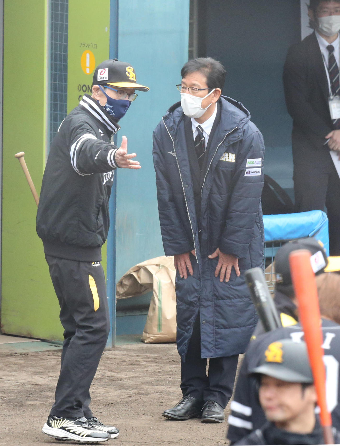 ソフトバンクキャンプの視察に訪れた侍ジャパンの栗山英樹監督は王貞治球団会長にあいさつ（撮影・梅根麻紀）
