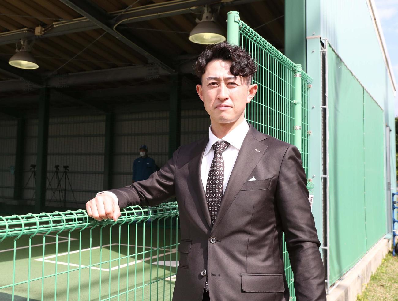 日本ハムのキャンプリポートをする今成氏（撮影・黒川智章）