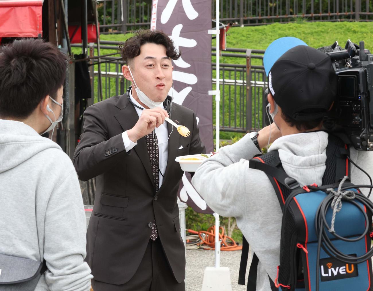 日本ハムのキャンプ地で「食レポ」をする今成氏（撮影・黒川智章）