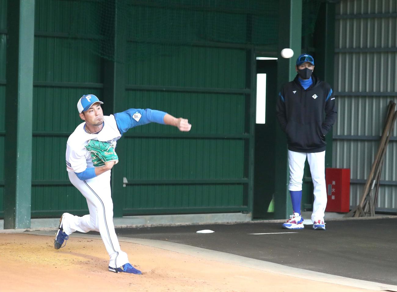 1日、新庄監督（右）が見守るなか投球する日本ハム上原（撮影・黒川智章）