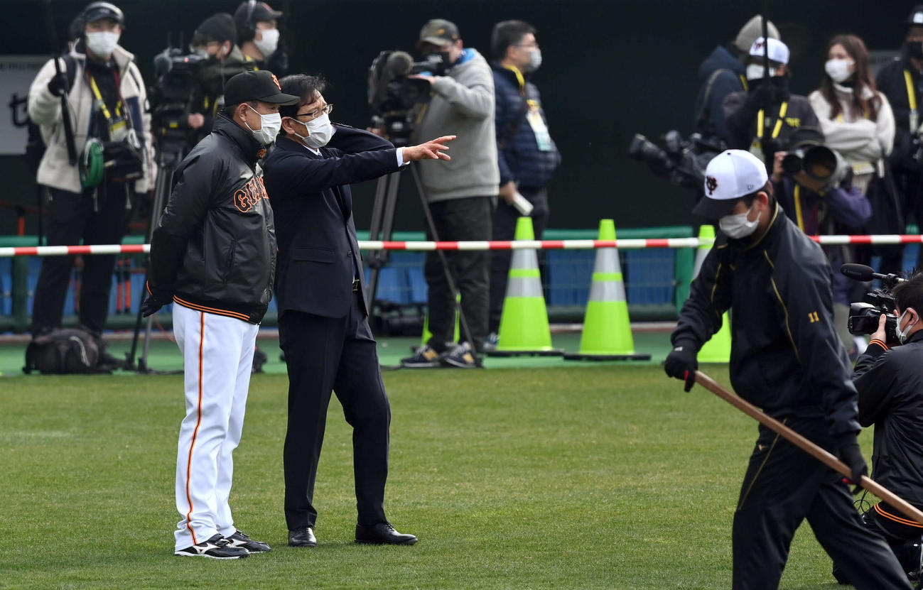 巨人の視察に訪れ、原監督と話をする侍ジャパン栗山監督（撮影・たえ見朱実）
