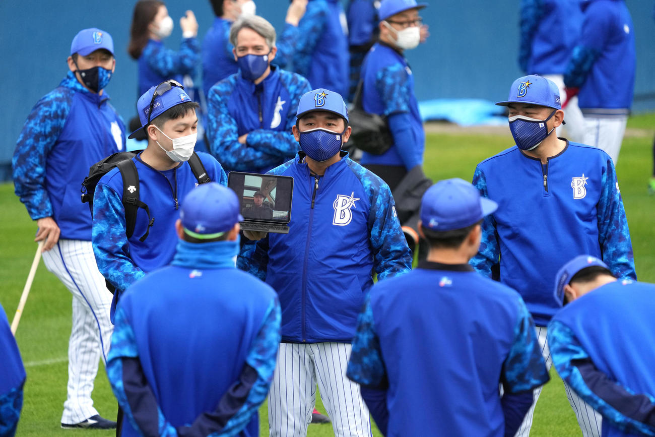 宜野湾キャンプ2日目の練習前。投手陣の円陣に持ち込まれたパソコンには見慣れない外国人の姿が映っていた。あとで確認したところコロナ禍で来日が遅れ春季キャンプに初日から合流できなかったDeNAの新外国人、ブルックス・クリスキー投手のライブ映像だった。リモートながら自己紹介を済ませると画面を通して交流した選手たちに笑顔を振りまいていた（撮影・小沢裕）