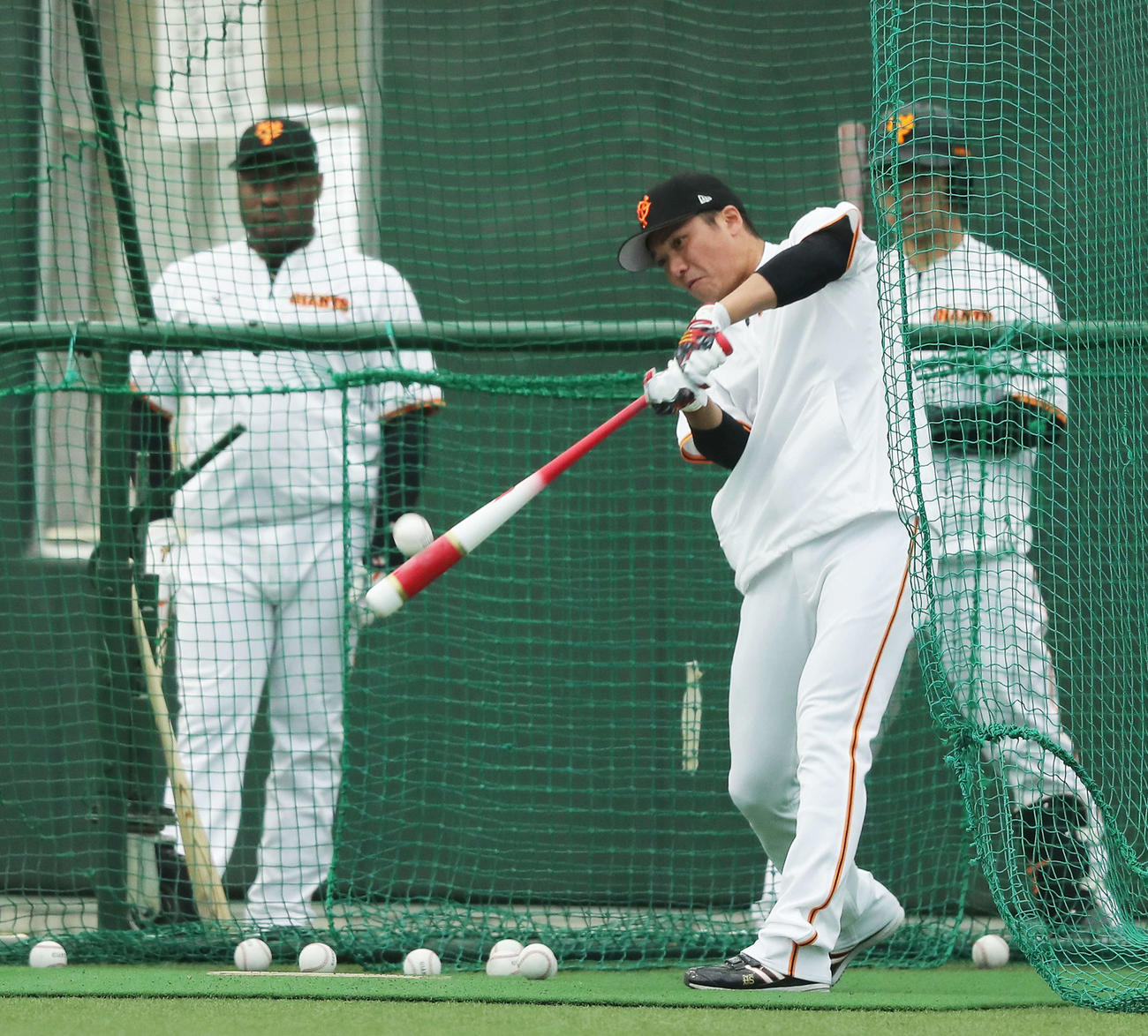 打撃練習する巨人坂本（撮影・河田真司）