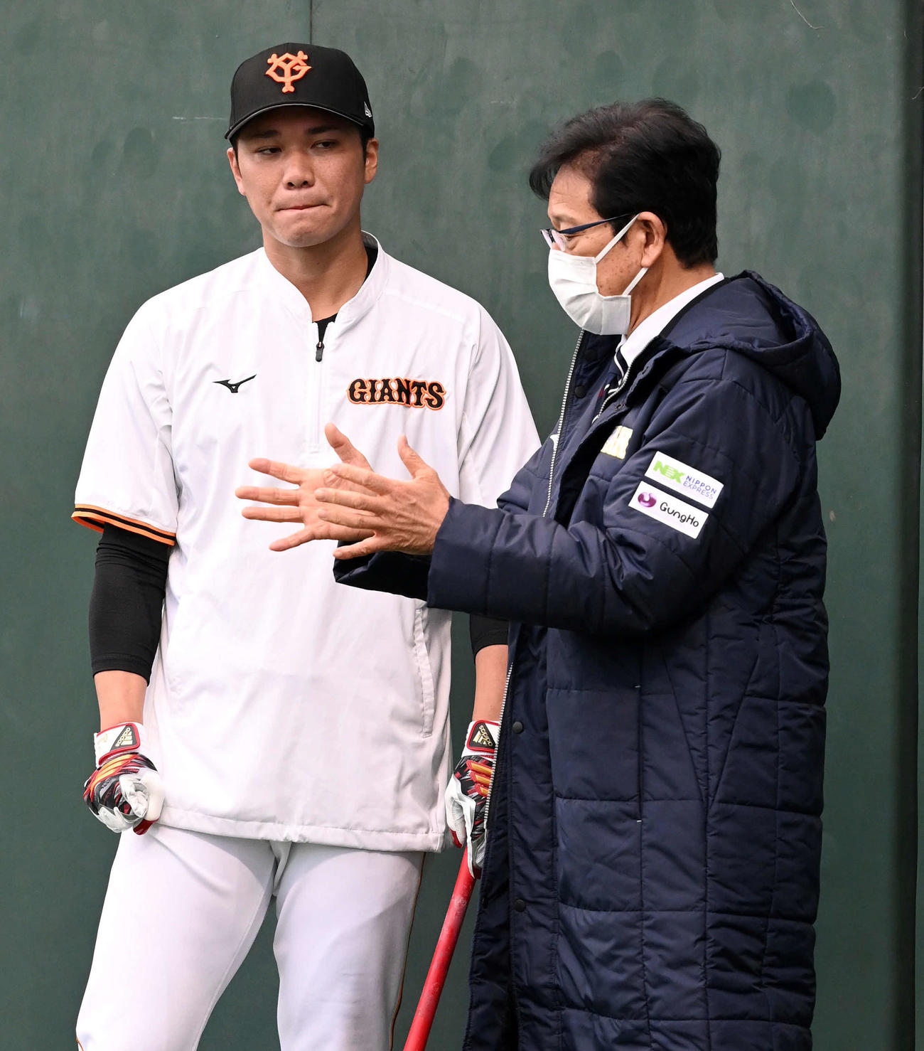 巨人の視察に訪れた侍ジャパン栗山監督と話をする坂本（撮影・たえ見朱実）