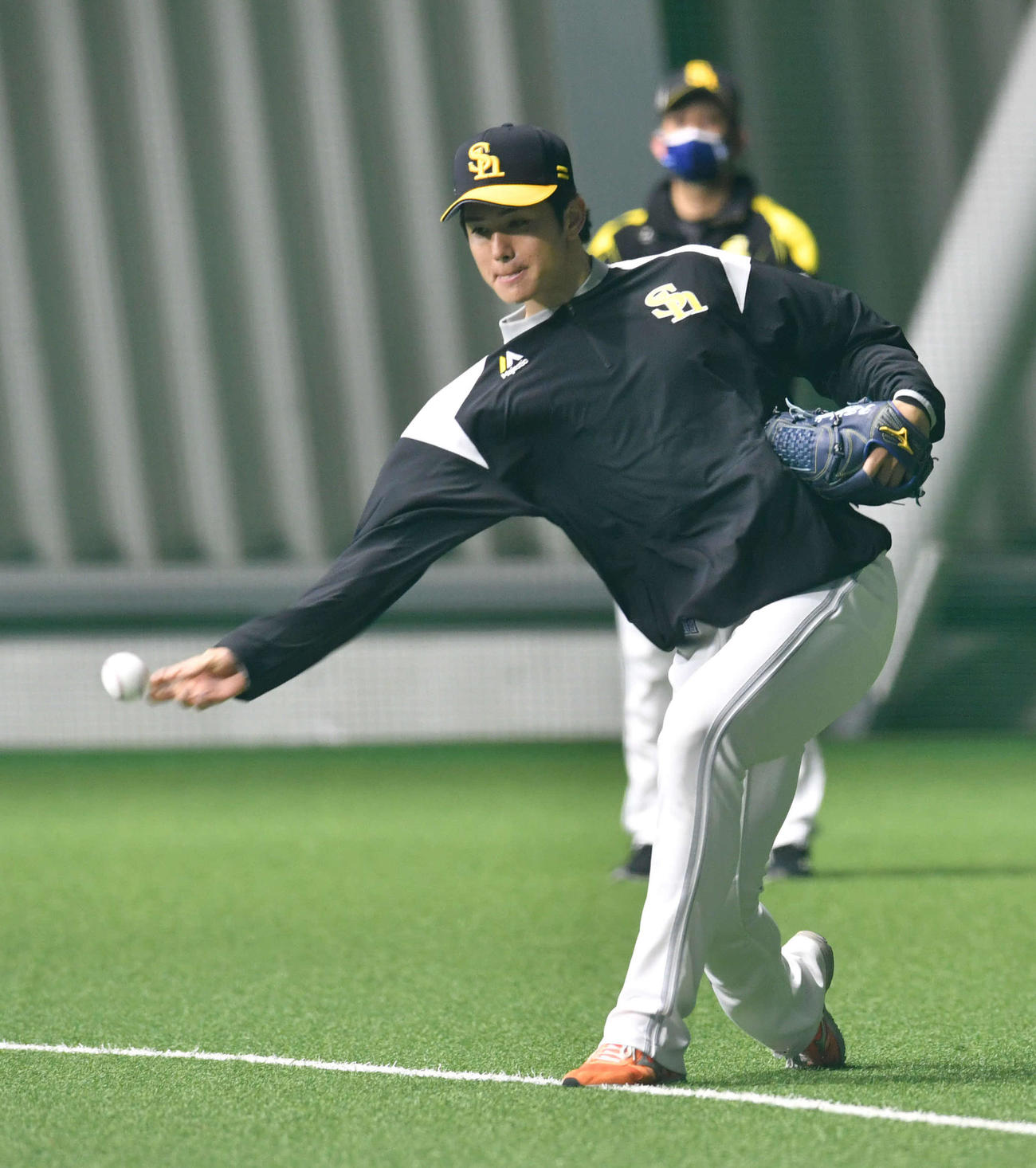 キャッチボールを行う高橋礼（撮影・岩下翔太）