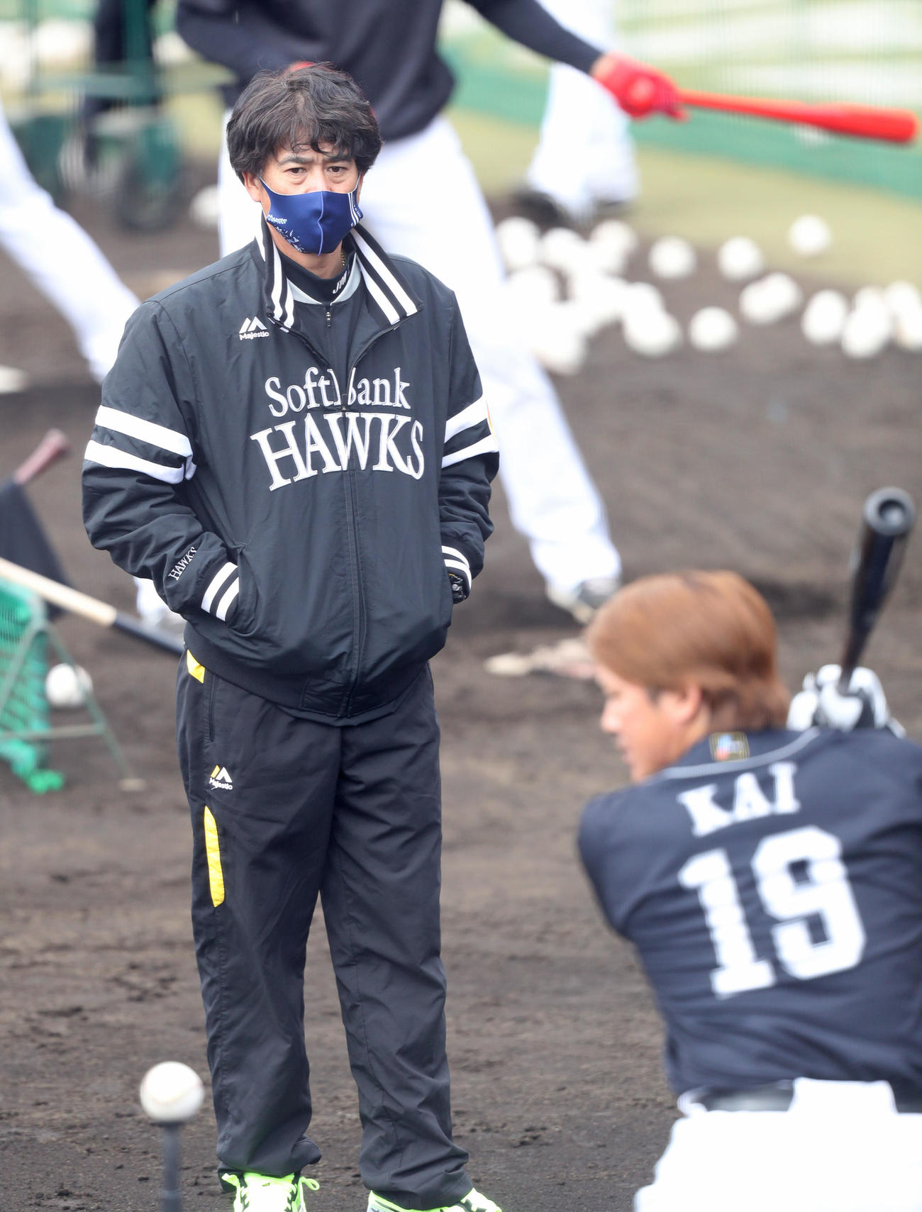 甲斐拓也のティー打撃を見守る城島会長付特別アドバイザー（撮影・屋方直哉）