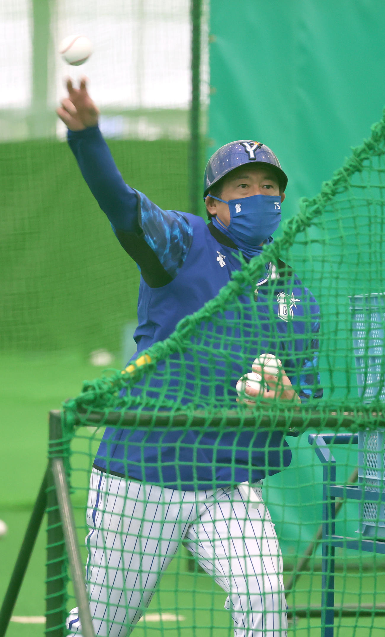室内練習場で行われた打撃練習で登板するDeNA石井野手総合コーチ