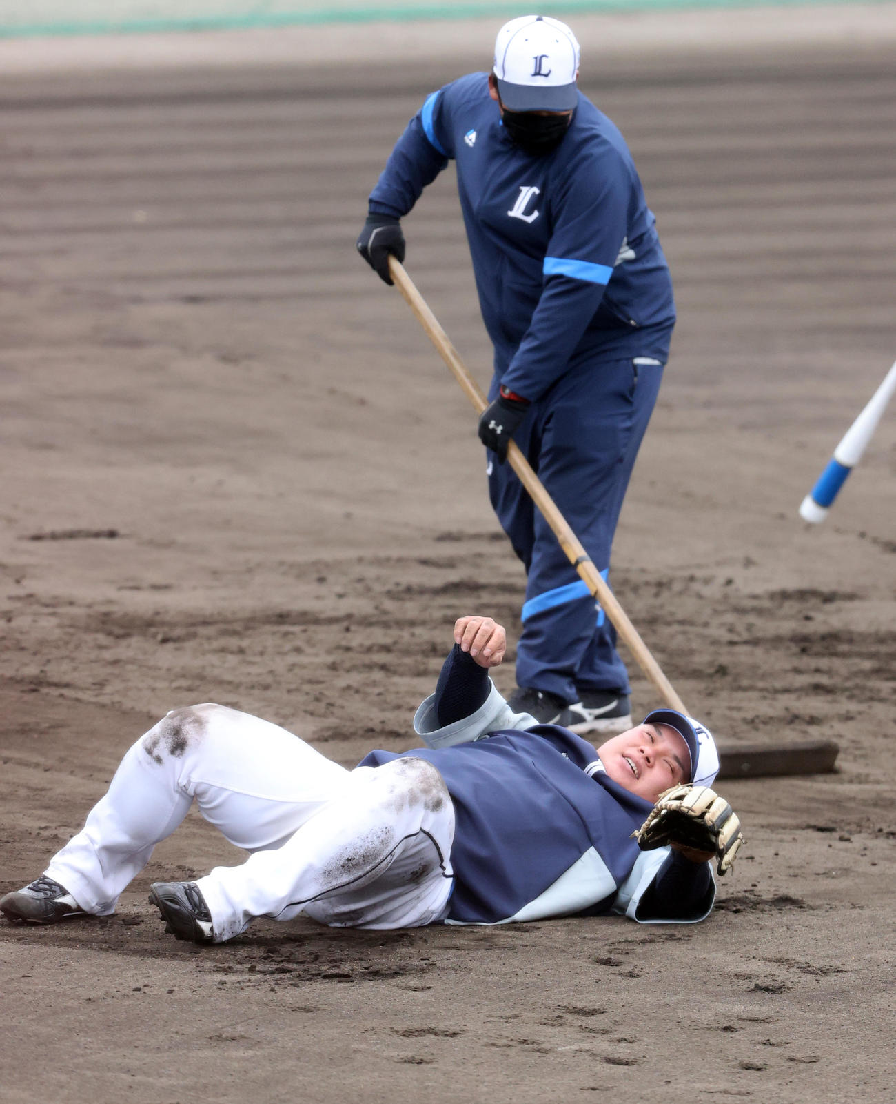 西武の春季キャンプ2日目、個別強化練習で1人ノックを受ける渡部は、1箱分のボールを終えると仰向けに倒れ込む（撮影・浅見桂子）