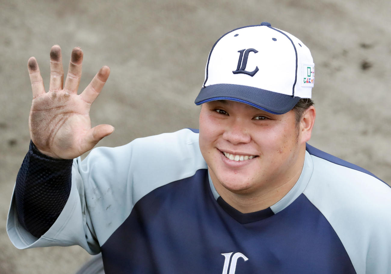 西武の春季キャンプ2日目、個別強化練習で1人ノックを終えた渡部は、泥だらけの手をカメラマンに見せて笑顔（撮影・浅見桂子）