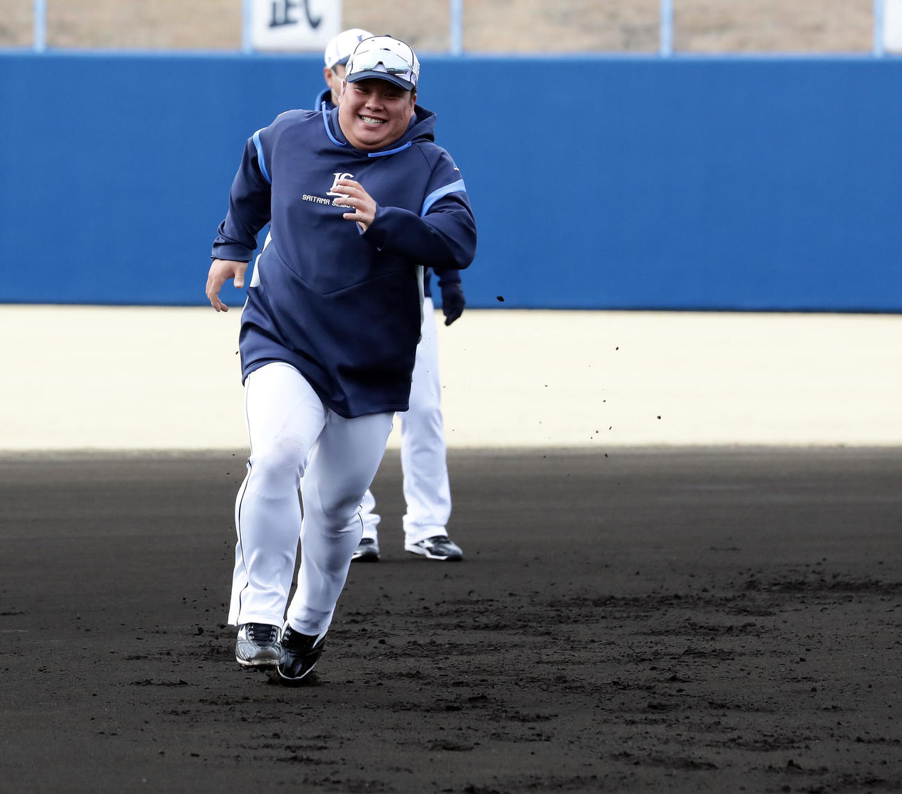 西武の春季キャンプ2日目、笑顔でベースランニングする渡部（撮影・浅見桂子）