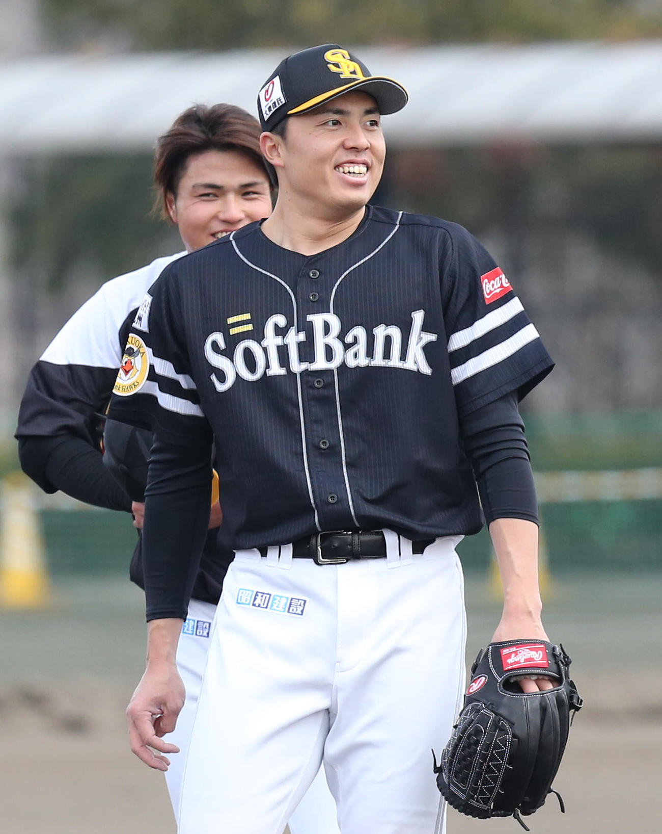 練習の合間に笑顔を見せる田中正。後方は甲斐野（撮影・梅根麻紀）
