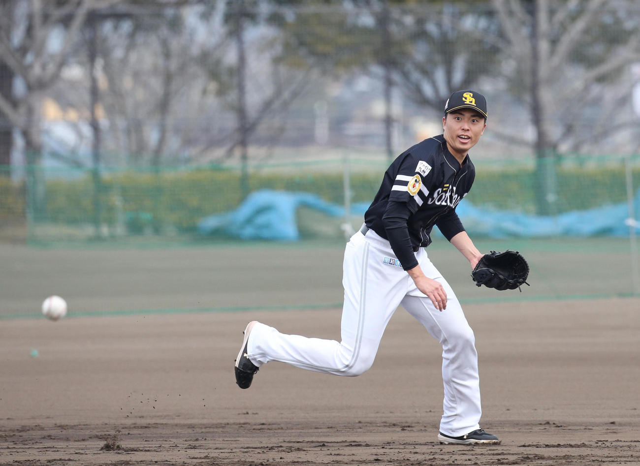 ノックで軽快な動きを見せる田中正義（撮影・梅根麻紀）