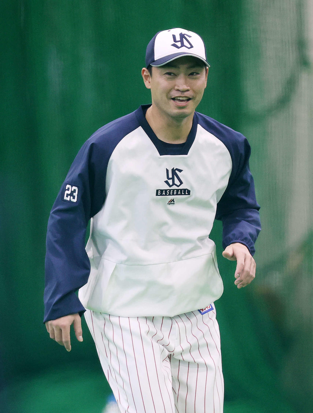 練習中、笑顔を見せるヤクルト青木（撮影・鈴木正人）