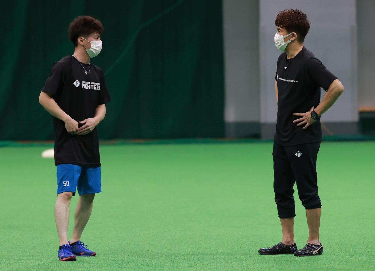 武井臨時コーチ（右）の指導を受ける日本ハム五十幡（球団提供）