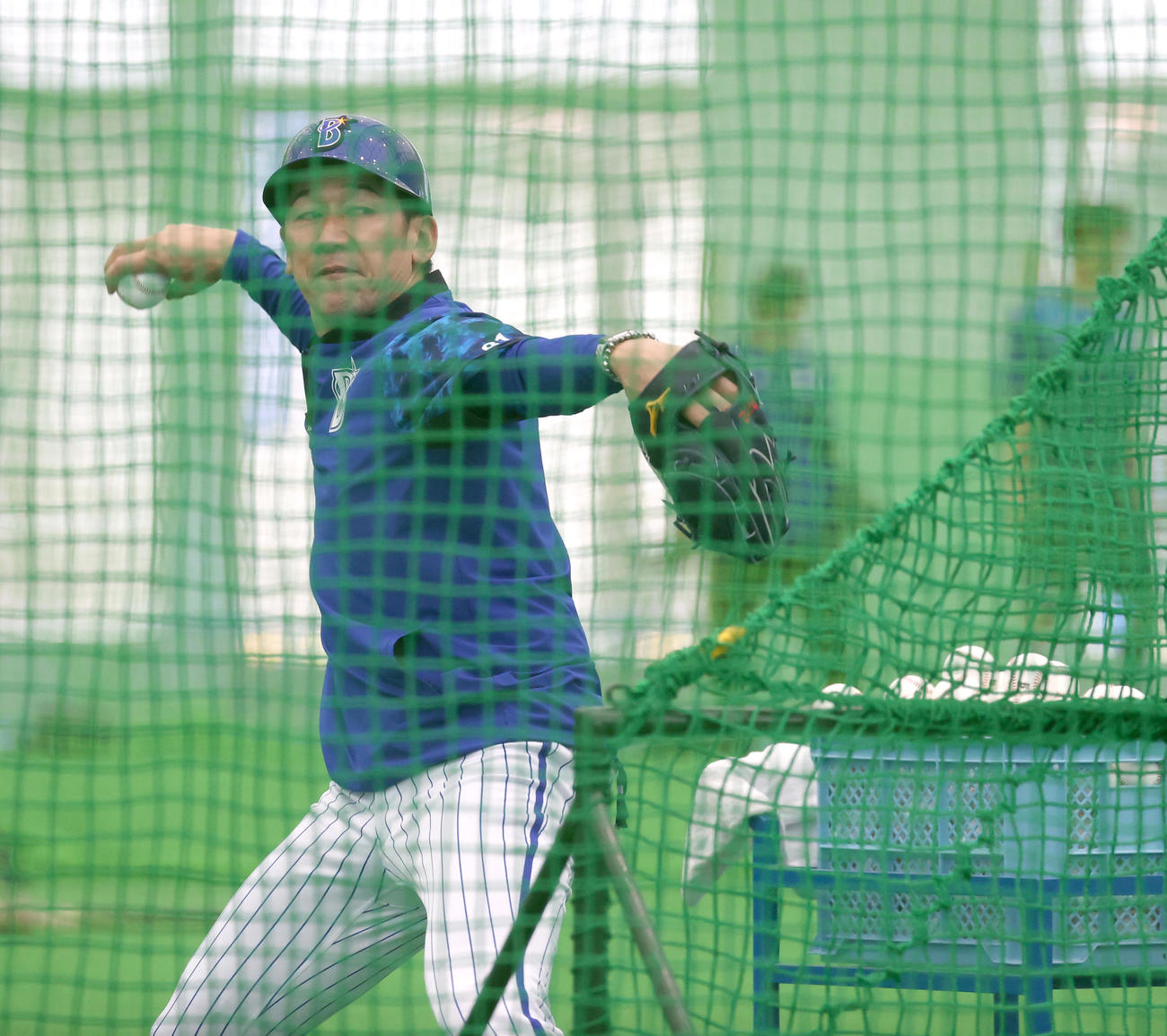 室内練習場で行われた打撃練習で登板するDeNA三浦監督