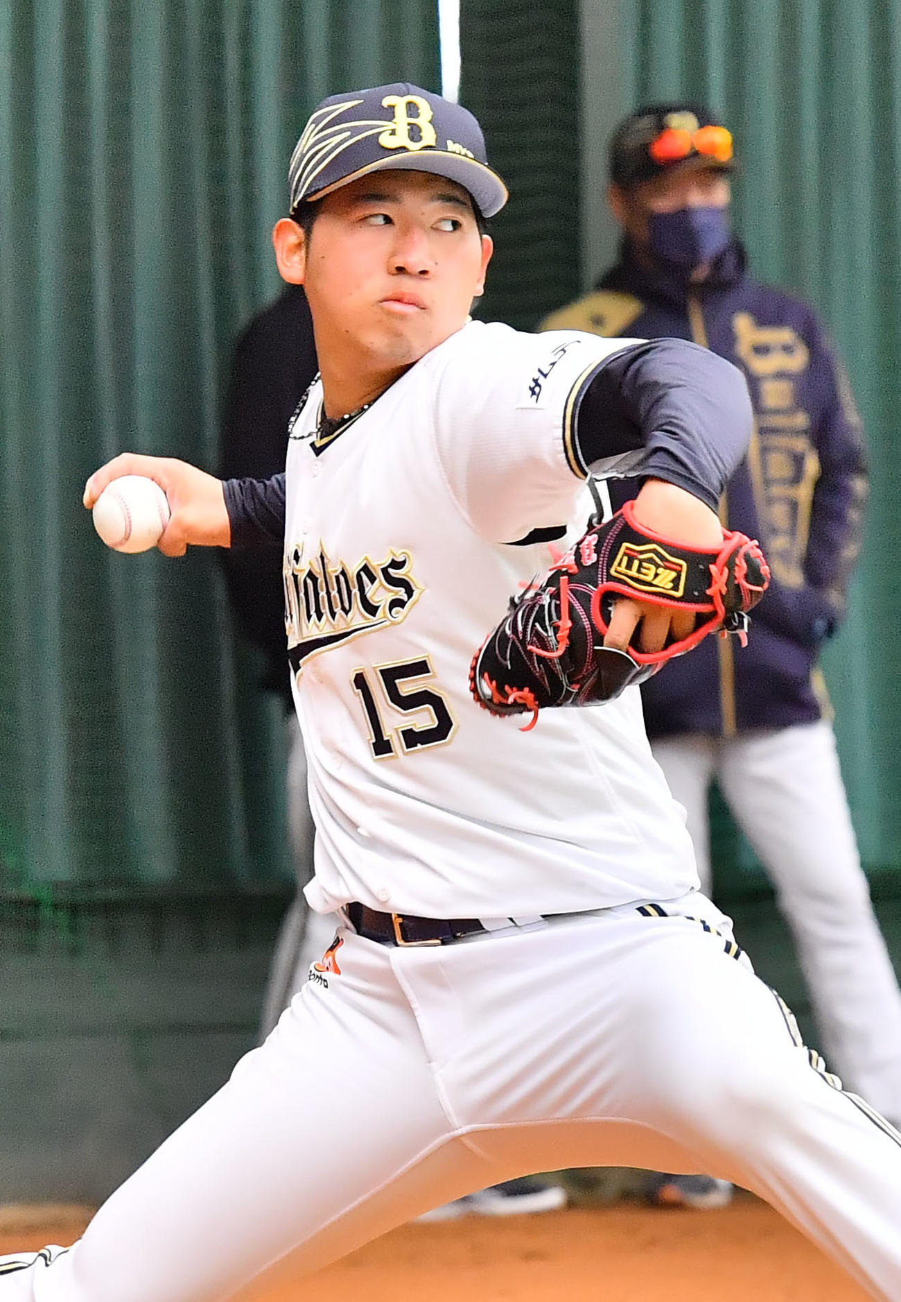 ブルペンに入り力強い球を投げ込む椋木、後方右は中嶋監督（撮影・和賀正仁）