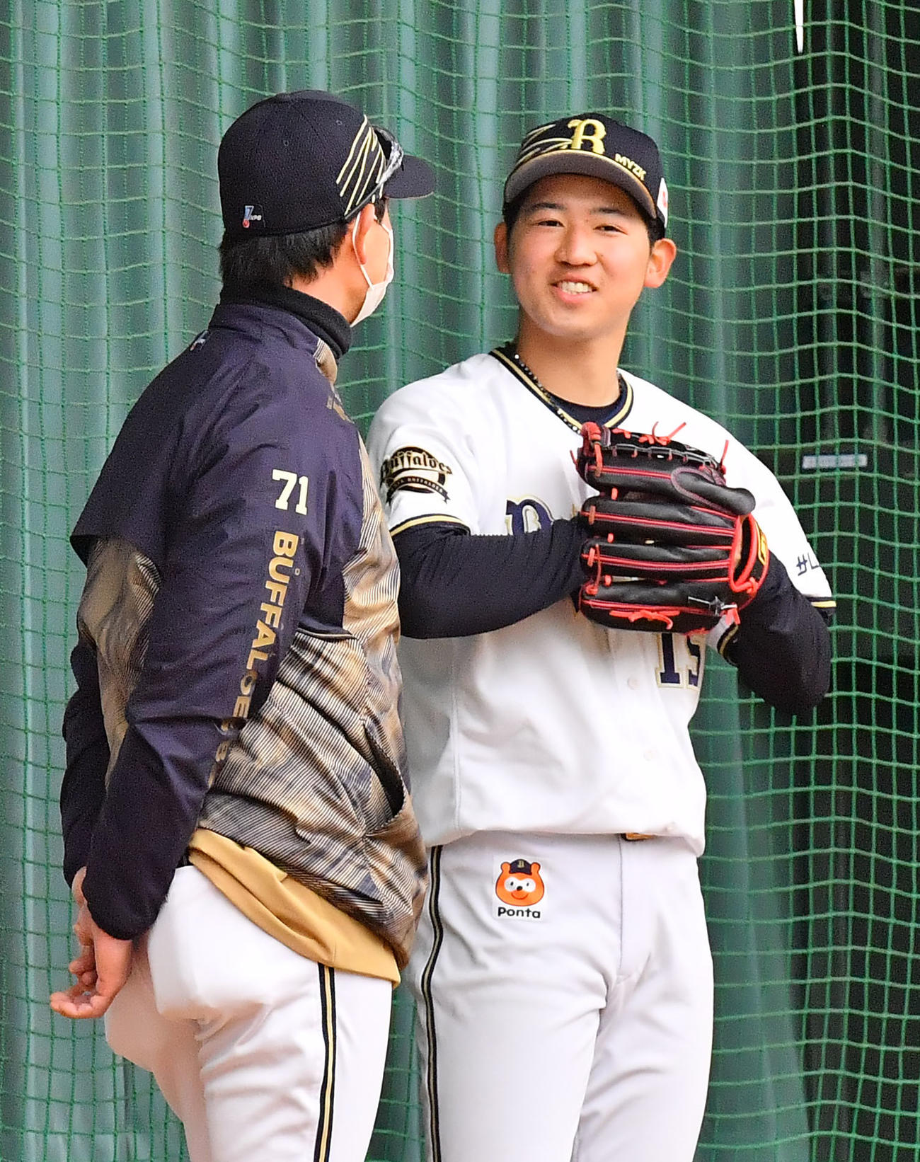 ブルペン後、岸田コーチ（左）と笑顔で話す椋木（撮影・和賀正仁）