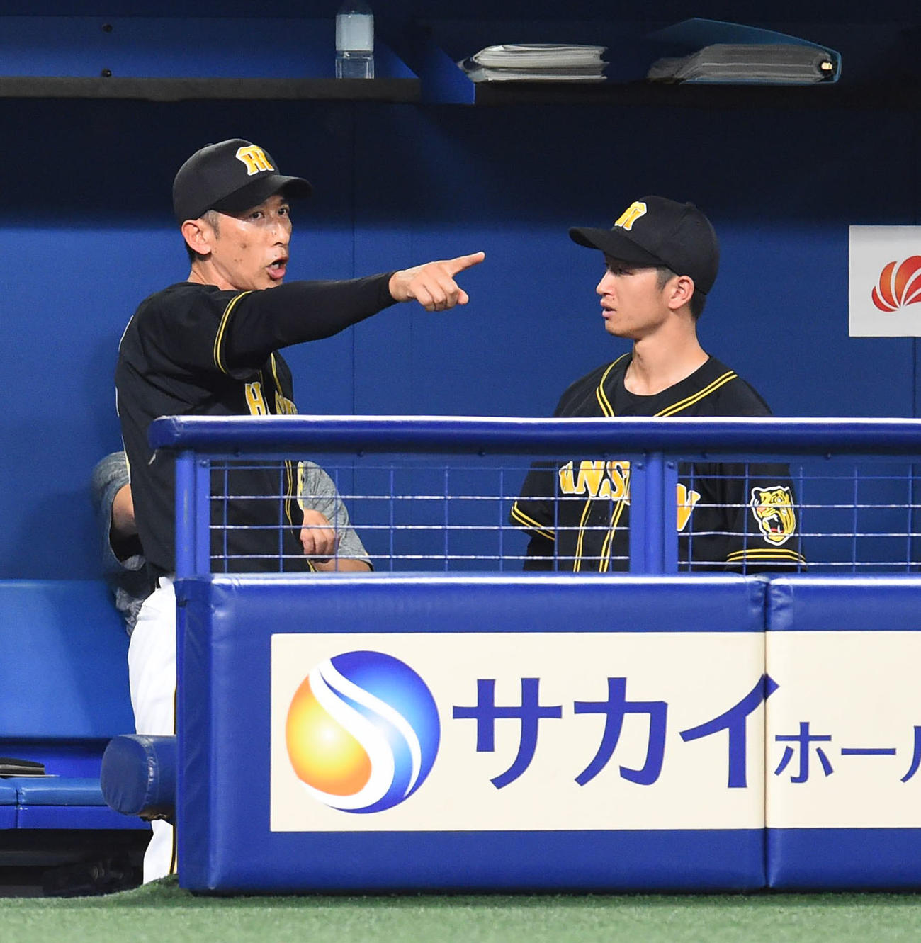中日対阪神　6回裏中日攻撃終了、ベンチに戻った近本（右）に話をする矢野監督（2019年6月30日撮影）