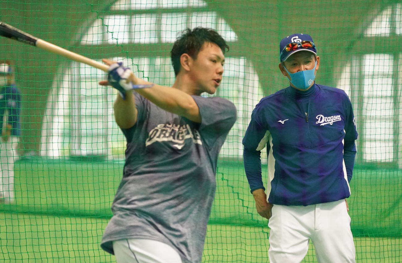 打撃練習をする中日高橋周平を見つめる立浪監督（右）（撮影・森本幸一）