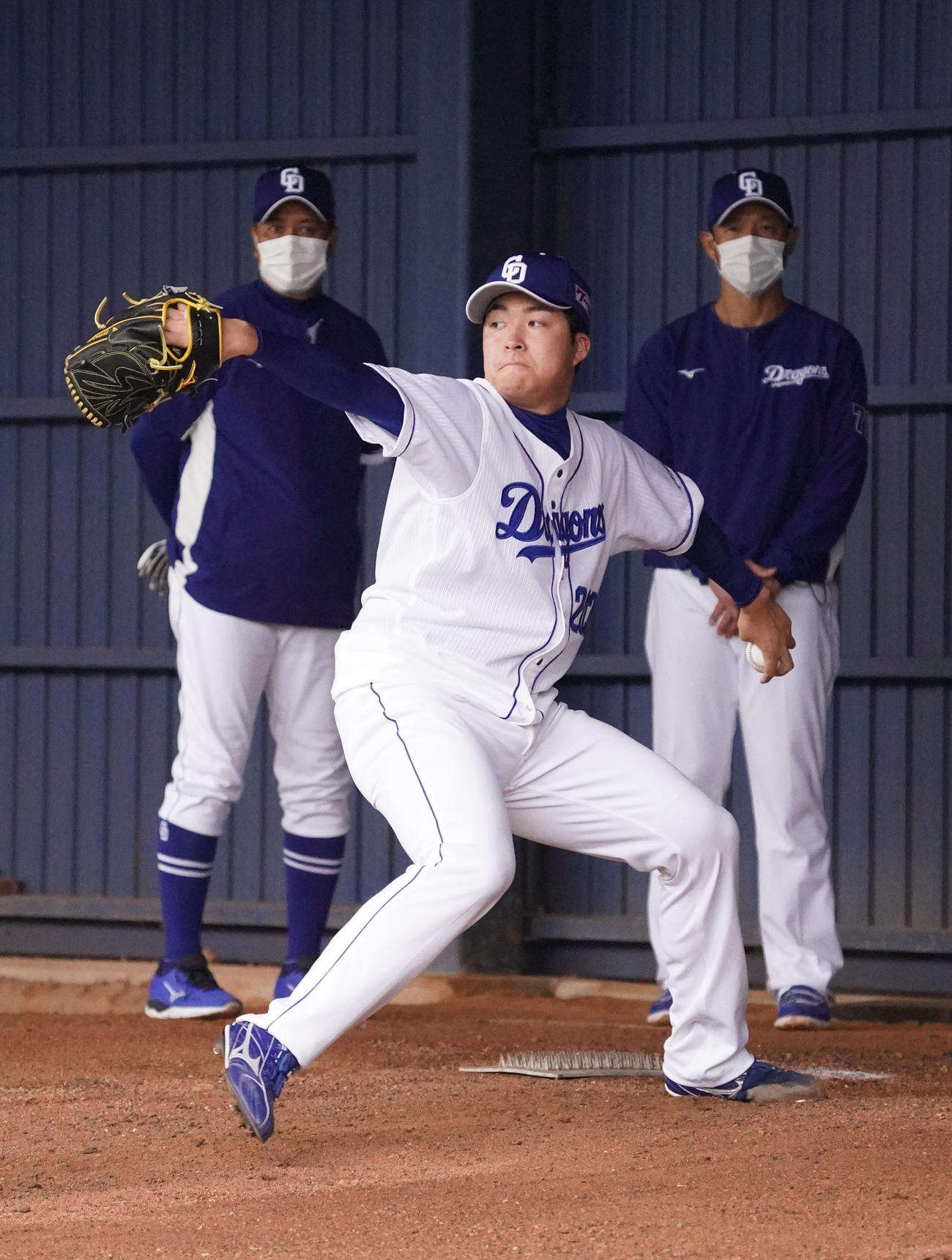 ブルペンで投球をする上田。左は落合ヘッド兼投手コーチ、右は大塚投手コーチ（撮影・森本幸一）